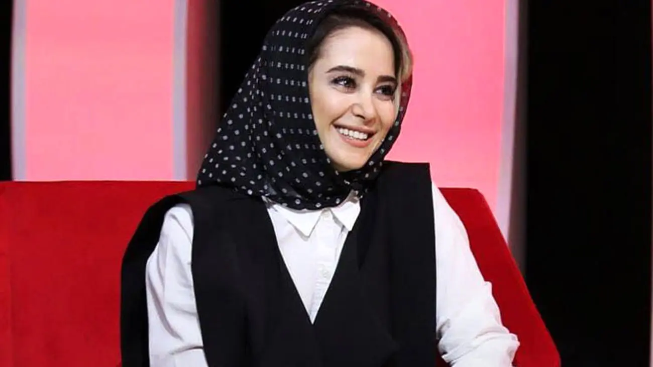 عکس شکار شده از الناز حبیبی در بهشت زهرا تهران / بوسه خانم بازیگر بر مزار مادر !