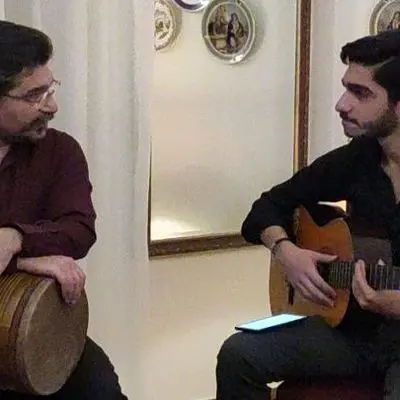 کلکسیون آلات موسیقی هنری در خانه امیرحسین مدرس؛ از سه‌تار تا گیتار!