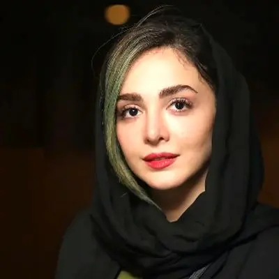 عکس‌های جنجالی المیرا دهقانی در مراسم اکران «ناجورها»