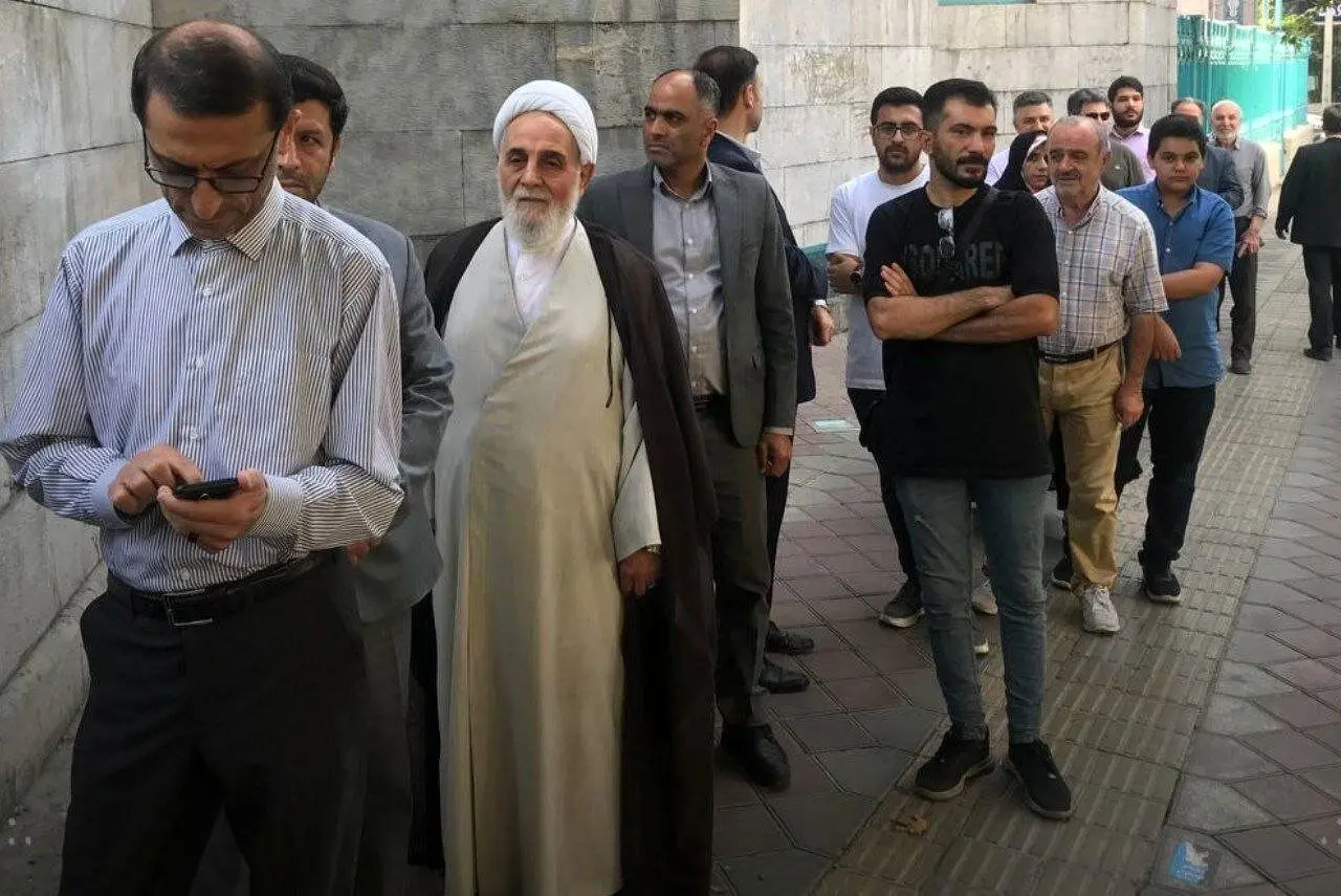 عکسی از ناطق نوری در صف رأی دادن /اینجا حسینیه ارشاد است