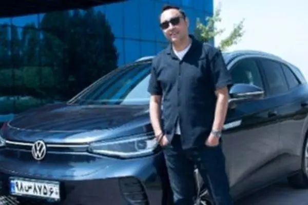 امیرحسین رستمی در تهران پشت فرمان فولکس واگن جدیدش؛ لوکس‌تر از همیشه! + فیلم