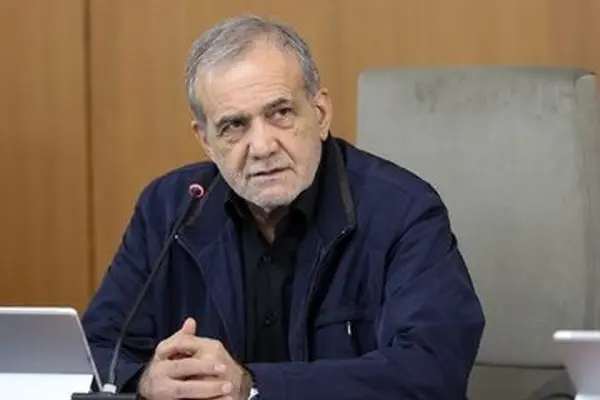 پزشکیان با پوششی متفاوت در حیاط دولت+ عکس