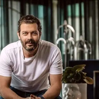 یک گیلانی تمام‌عیار در دل شهر، با گلیم‌های دیواری و حال و هوای شمال!