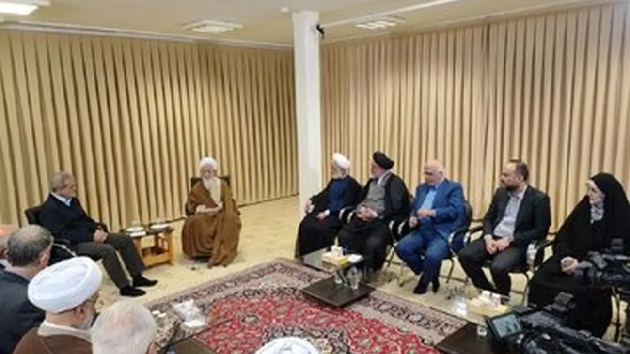 دیدار مسعود پزشکیان با مراجع تقلید در قم / دختر رئیس جمهور هم بود+ تصاویر