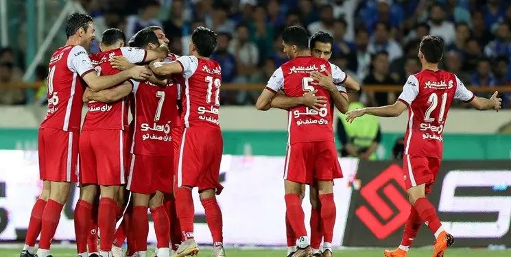 فیلم لحظه اهدای جام قهرمانی به پرسپولیس