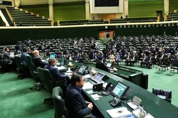 تصویری پربازدید از مجلس/ آقای نماینده بدون کفش روی زمین نشست+ عکس