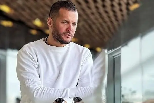 زندگی پولدارانه سیاوش خیرابی در خانه‌ای با ستون‌های کنده‌کاری شده و پرده‌های اعیانی!