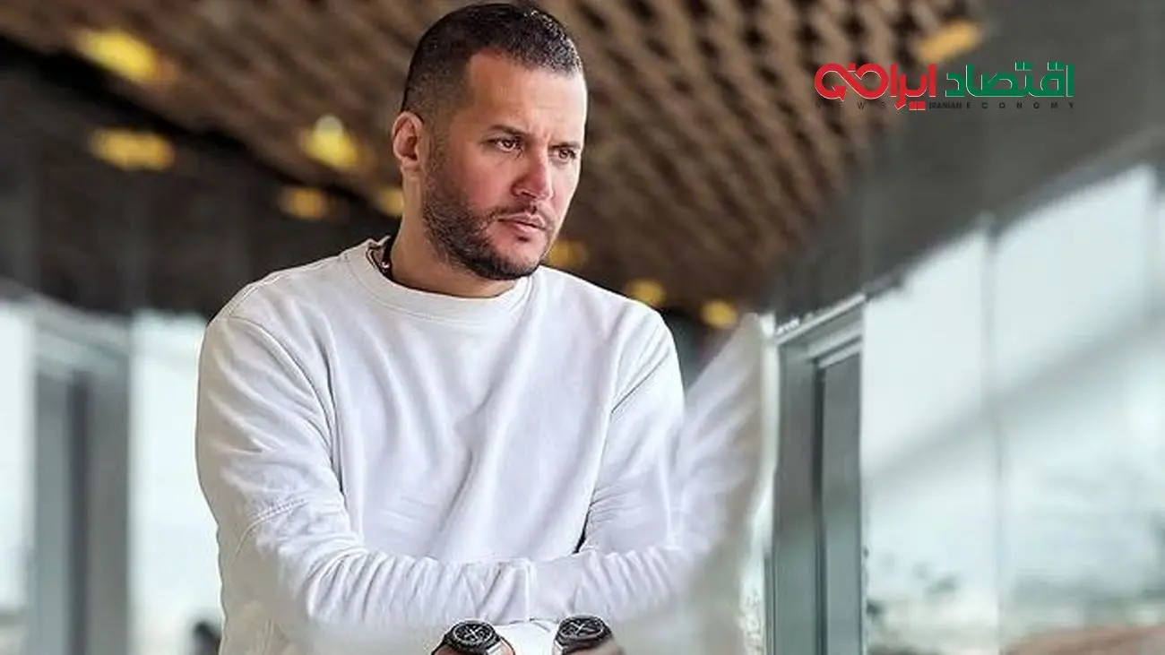 زندگی پولدارانه سیاوش خیرابی در خانه‌ای با ستون‌های کنده‌کاری شده و پرده‌های اعیانی!