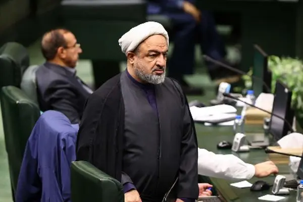 برداشته شدن عمامه رسایی و واکنش خوشحال‌کننده یک نماینده + عکس