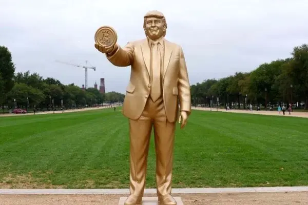 ترامپ طلایی با بیت‌کوین در دست مقابل کنگره رونمایی شد