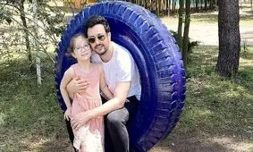 چهره جذاب پناه دختر شاهرخ استخری با مقنعه و عینک در اولین روز مدرسه! 