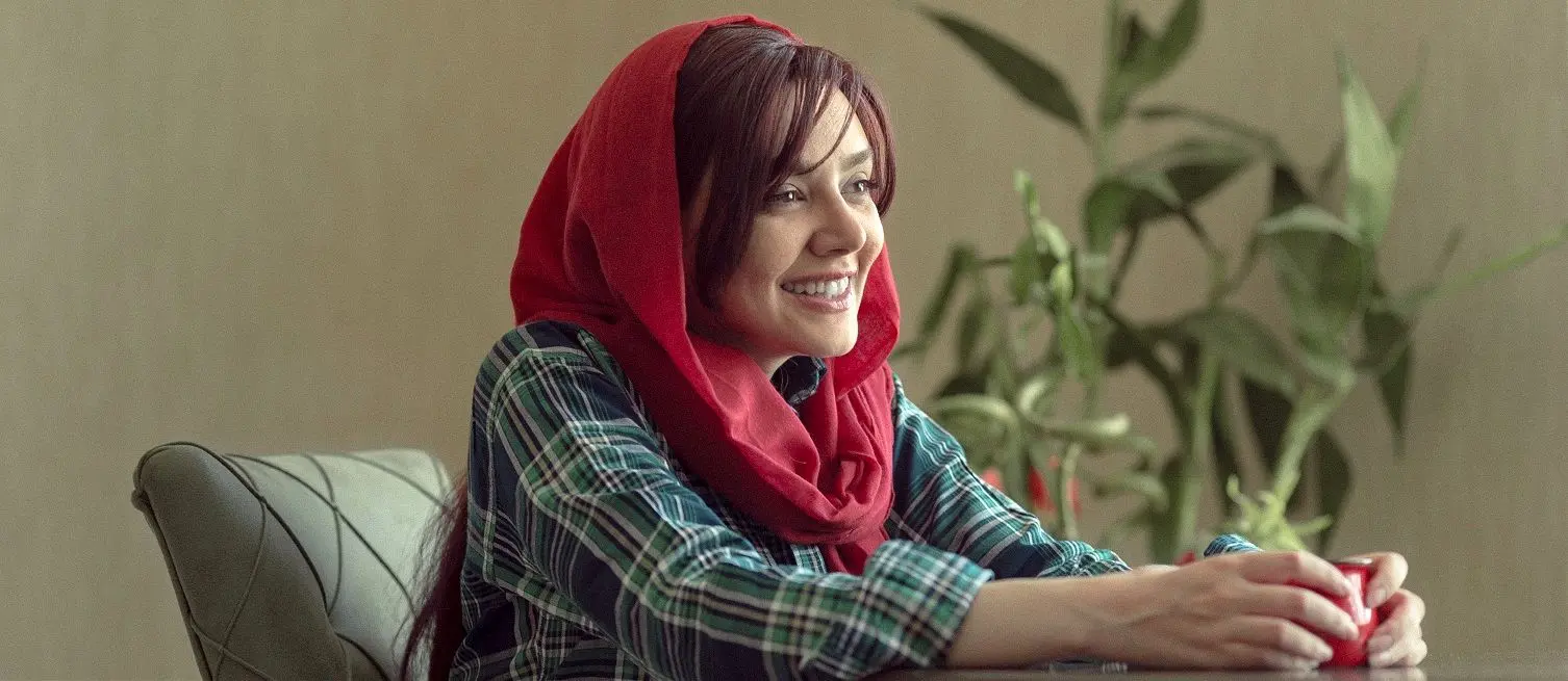 این زن فوق جذاب خانم بازیگر معروف سریال نون خ است + عکس با ژست منشوری