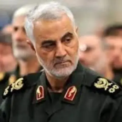 تصویری جذاب از سردار سلیمانی و مادرش؛ زیباترین لحظه دهه ۸۰ را ببینید!