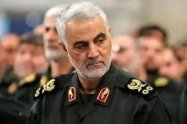 تصویری جذاب از سردار سلیمانی و مادرش؛ زیباترین لحظه دهه ۸۰ را ببینید!