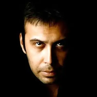 چیدمان جذاب محسن چاوشی مبلمان چستر، زیرپایی عثمانی و گل‌های طبیعی!