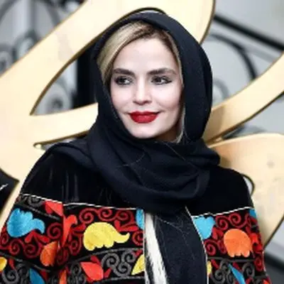 دکوراسیون لاکچری منزل سپیده خداوردی؛ ترکیب مبلمان چستر و گل و گیاه برگ انجیری