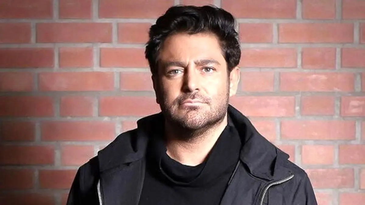 عکس جدید رضا گلزار داخل خودروی میلیاردی؛ این فقط پُز نیست!