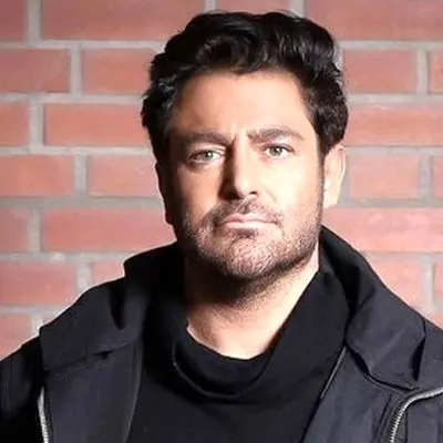 عکس جدید رضا گلزار داخل خودروی میلیاردی؛ این فقط پُز نیست!