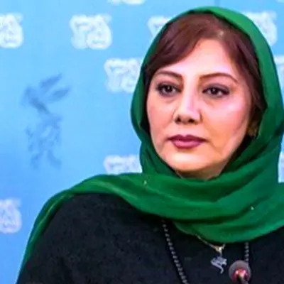 استایل جنجالی زهرا داوودنژاد در مراسم ختم؛ مانتو آبی و لاک قرمز همه را متعجب کرد!