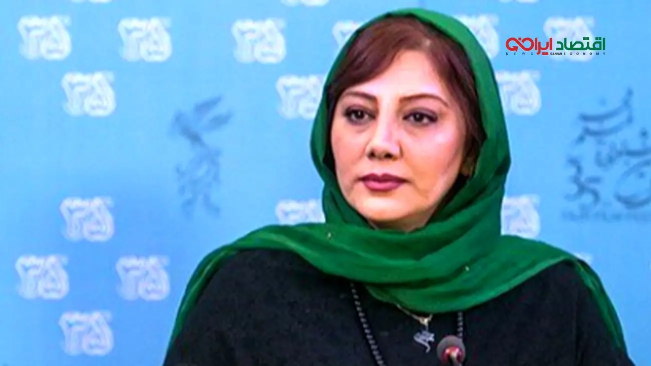 استایل جنجالی زهرا داوودنژاد در مراسم ختم؛ مانتو آبی و لاک قرمز همه را متعجب کرد!