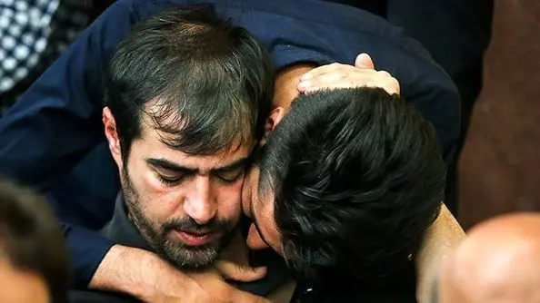 عکس دیدنی از جمشید هاشمپور با لباس سفید در مراسم پدر شهاب حسینی !