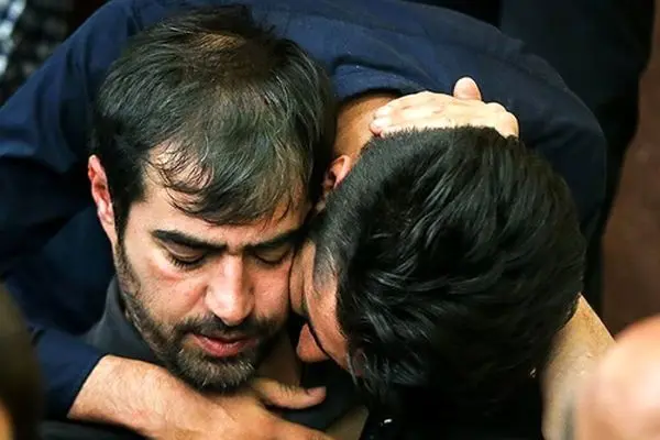 عکس دیدنی از جمشید هاشم‌پور با لباس سفید در مراسم پدر شهاب حسینی !