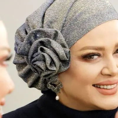 تراس لاکچری خانه بهاره رهنما؛ گل‌های ارکیده و تخت آبی جذاب!
