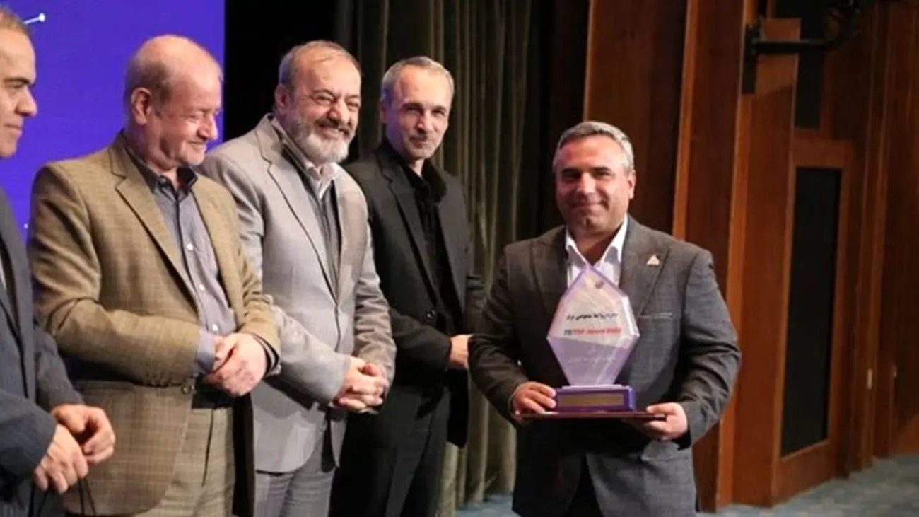 ۳ نشان ویژه نوزدهمین سمپوزیوم بینالمللی روابط عمومی به هلدینگ پتروپالایش اصفهان اعطا شد