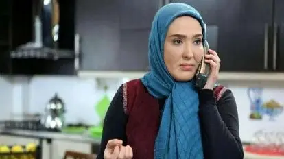 مانتو خاص زهره فکور صبور؛ سنگ‌دوزی‌های طلایی دلربا در یک طراحی اعیونی + عکس‌ها