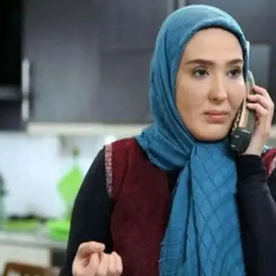 مانتو خاص زهره فکور صبور؛ سنگ‌دوزی‌های طلایی دلربا در یک طراحی اعیونی + عکس‌ها