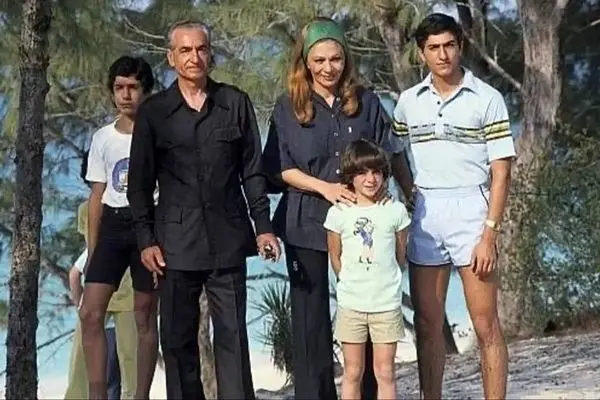 عکس کمتر دیده شده از فرح پهلوی و فرزندانش در استخر کاخ نیاوران