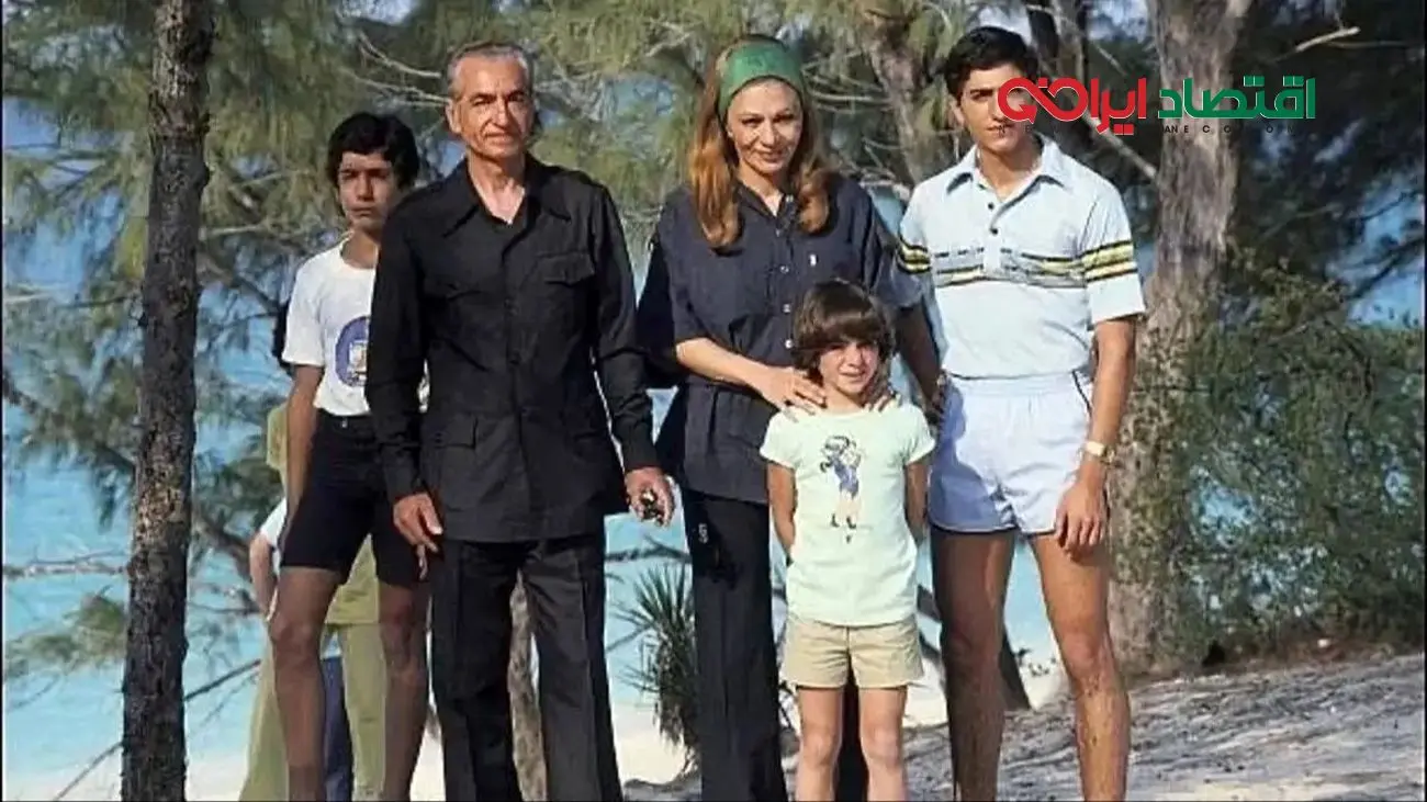 عکس کمتر دیده شده از فرح پهلوی و فرزندانش در استخر کاخ نیاوران