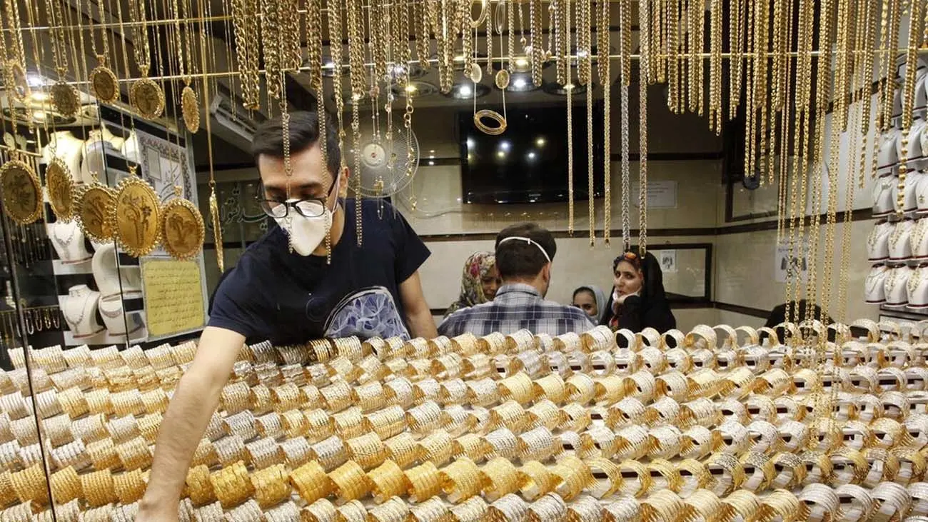 جهش دلار، طلا را گرانتر کرد