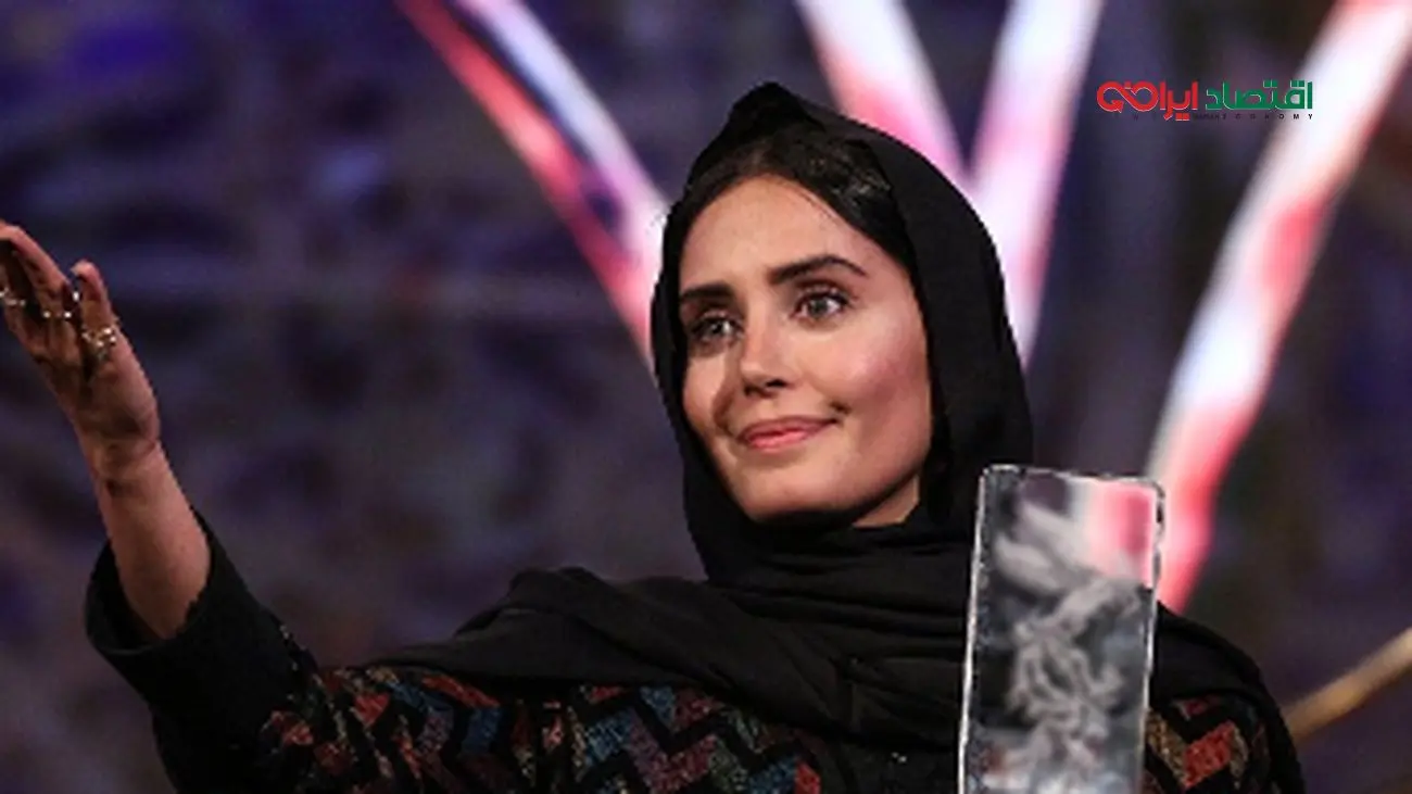 عکس عجیب الناز شاکردوست با آدم برفی غولپیکر