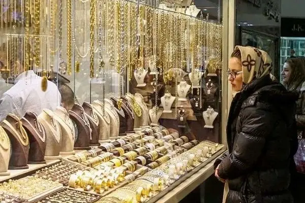 چشم‌ها به دلار دوخته شد / طلا در سراشیبی؟ 