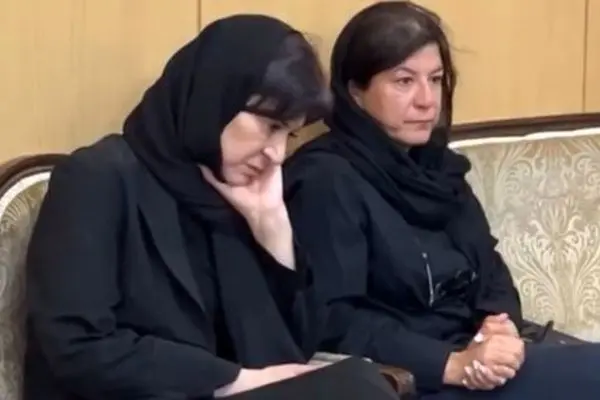 چیدمان لاکچری میز عزای مادر ریما رامین فر؛ با حضور ستاره‌ها و حلوای زعفرانی!