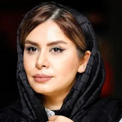 سلفی فیلتر دار نجمه جودکی در خودروی لوکس