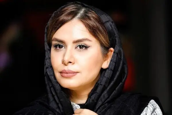 سلفی فیلتر دار نجمه جودکی در خودروی لوکس