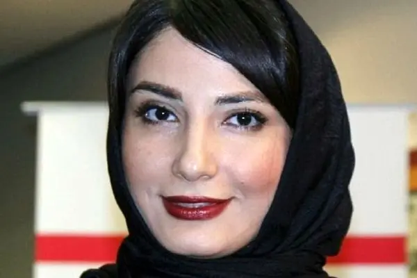 استایل زمستانی و ساده سمیرا حسن پور با تیشرت کارتونی کنار ساحل