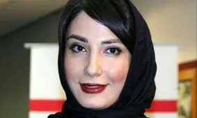 استایل زمستانی و ساده سمیرا حسن پور با تیشرت کارتونی کنار ساحل