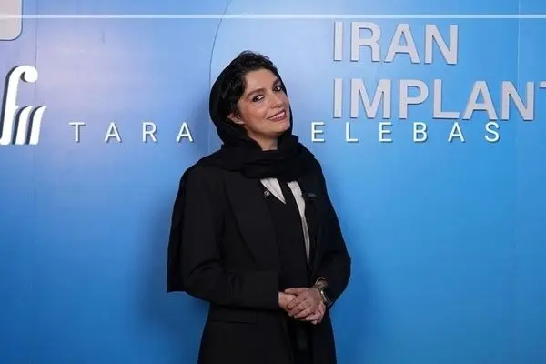 الیکا عبدالرزاقی با تیپ خاص مسکولین به عنوان سفیر ایمپلنت ایران در کنار عباس جمشیدی‌فر