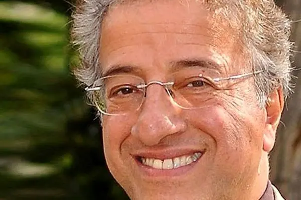 تصاویری از حیاط رؤیایی خانه علیرضا خمسه، همان باباپنجعلی پایتخت! 