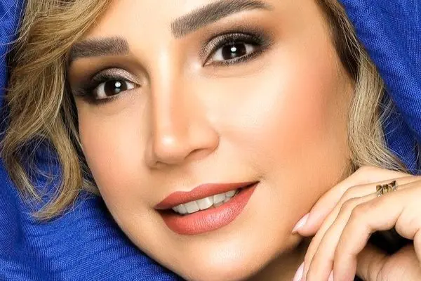 شبنم قلی خانی در حال آسیاب کردن قهوه در یزد