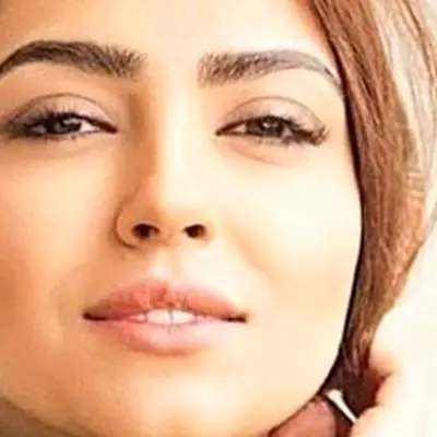 ژست جذاب و دیدنی مونا کرمی با استایل سنتی!