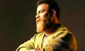 لباس نامتعارف خواننده مشهور! +عکس