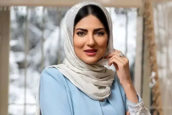 نگاهی به دکوراسیون لاکچری آپارتمان هلیا امامی؛ پرده‌های پانچی سبز و ناهارخوری کلاسیک در فضایی روشن