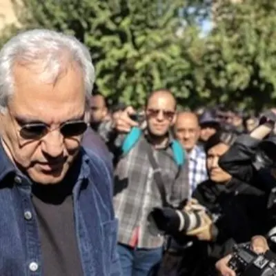 عصبانیت شدید مهران مدیری از مردم در مراسم خسرو شکیبایی؛ تفریح یا خاکسپاری؟
