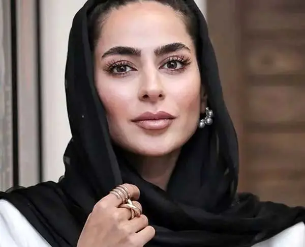 چهره ای آبی و باورنکردنی از سمانه پاکدل در کنار ساحل که ببینی نمیشناسیش/ خانم آفتاب بدم خدمتتون ؟! + عکس