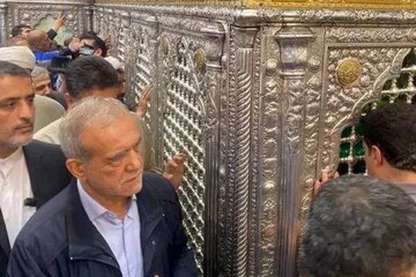 رئیس جمهور به قم رفت/ تصاویری از پزشکیان در حرم حضرت معصومه