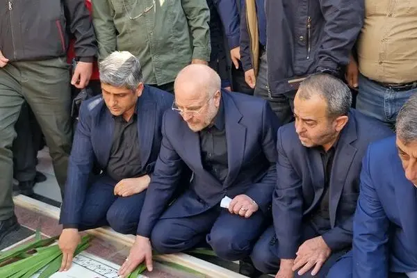 عکسی از فاتحه‌خوانی قالیباف بر مزار جانباختگان حادثه معدن طبس 